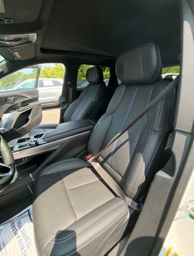 2024 Cadillac LYRIQ Luxury 2