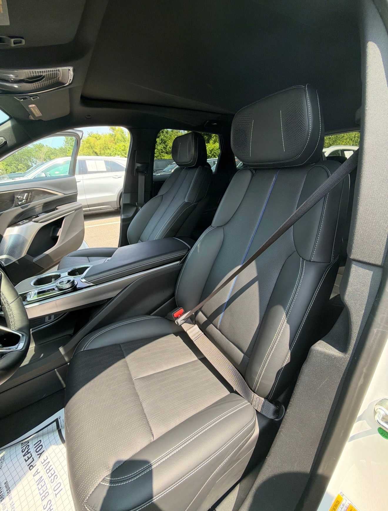 2024 Cadillac LYRIQ Luxury 2
