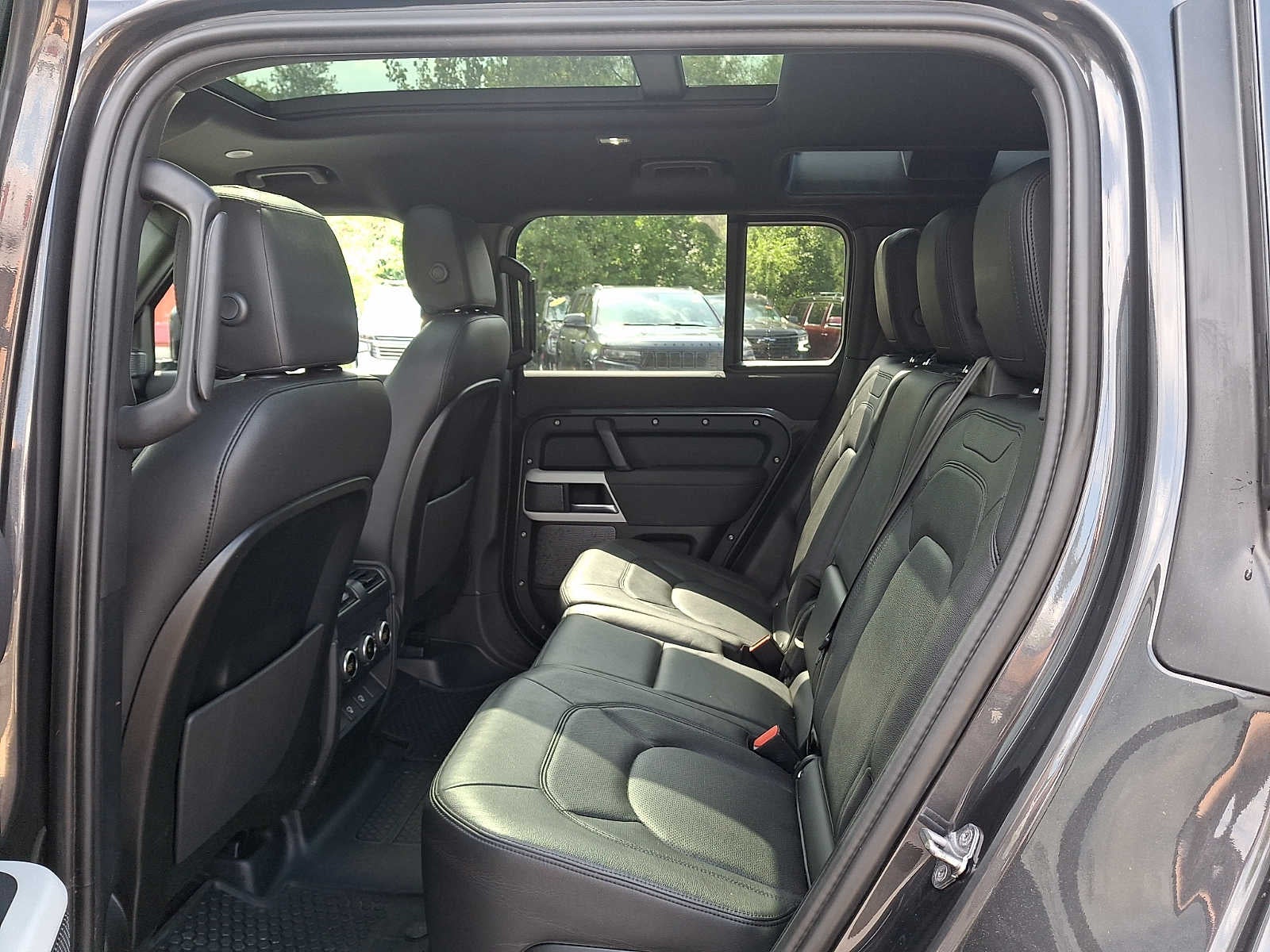 2023 Land Rover Defender SE