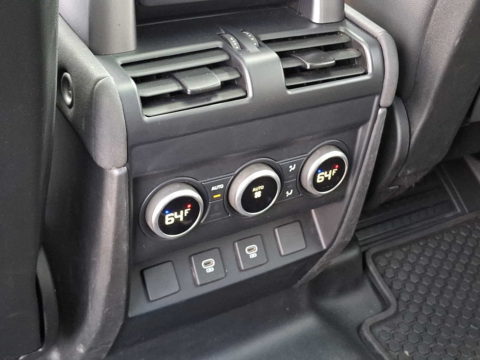 2023 Land Rover Defender SE