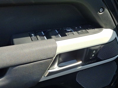 2023 Land Rover Defender SE