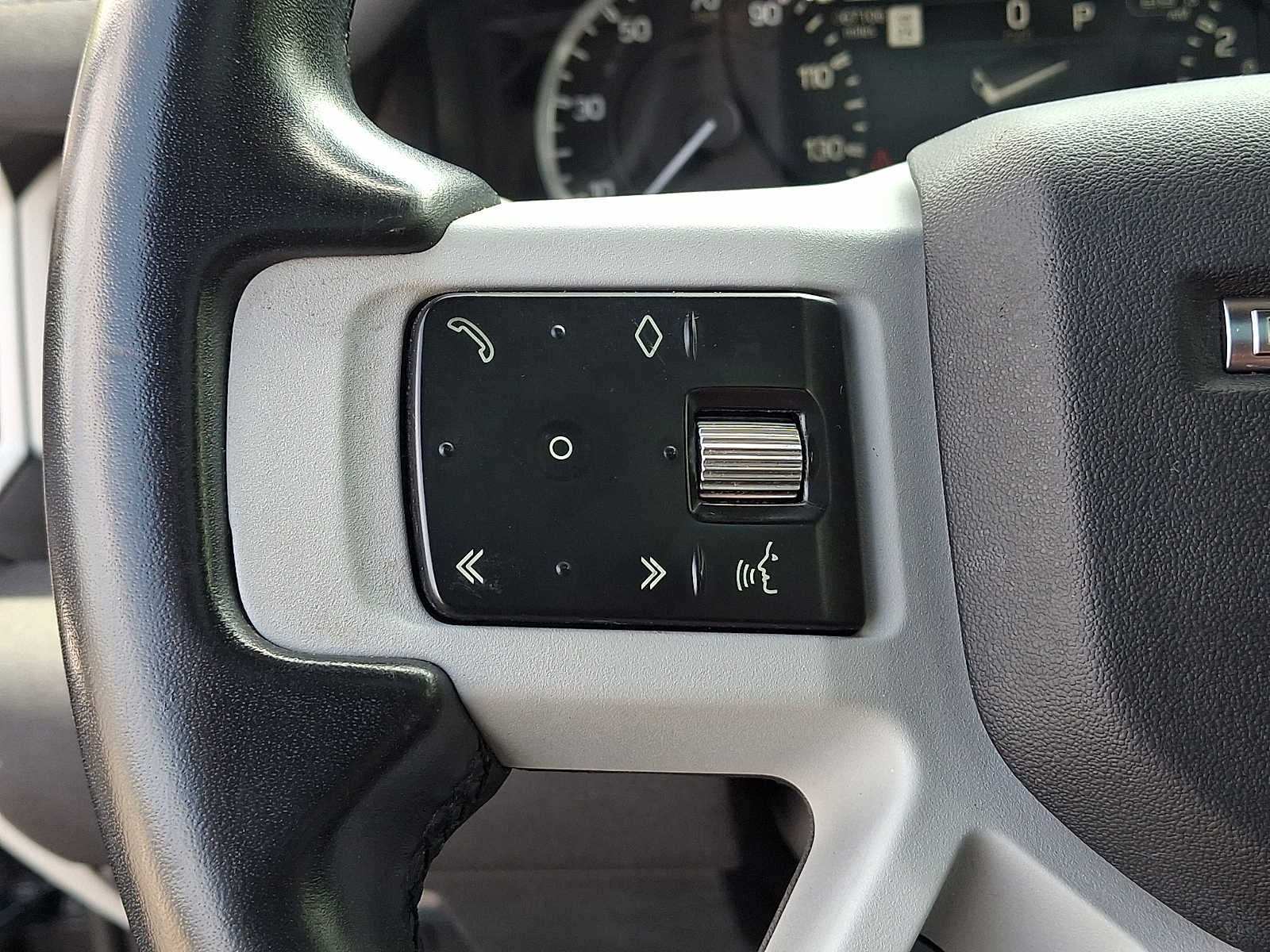 2023 Land Rover Defender SE
