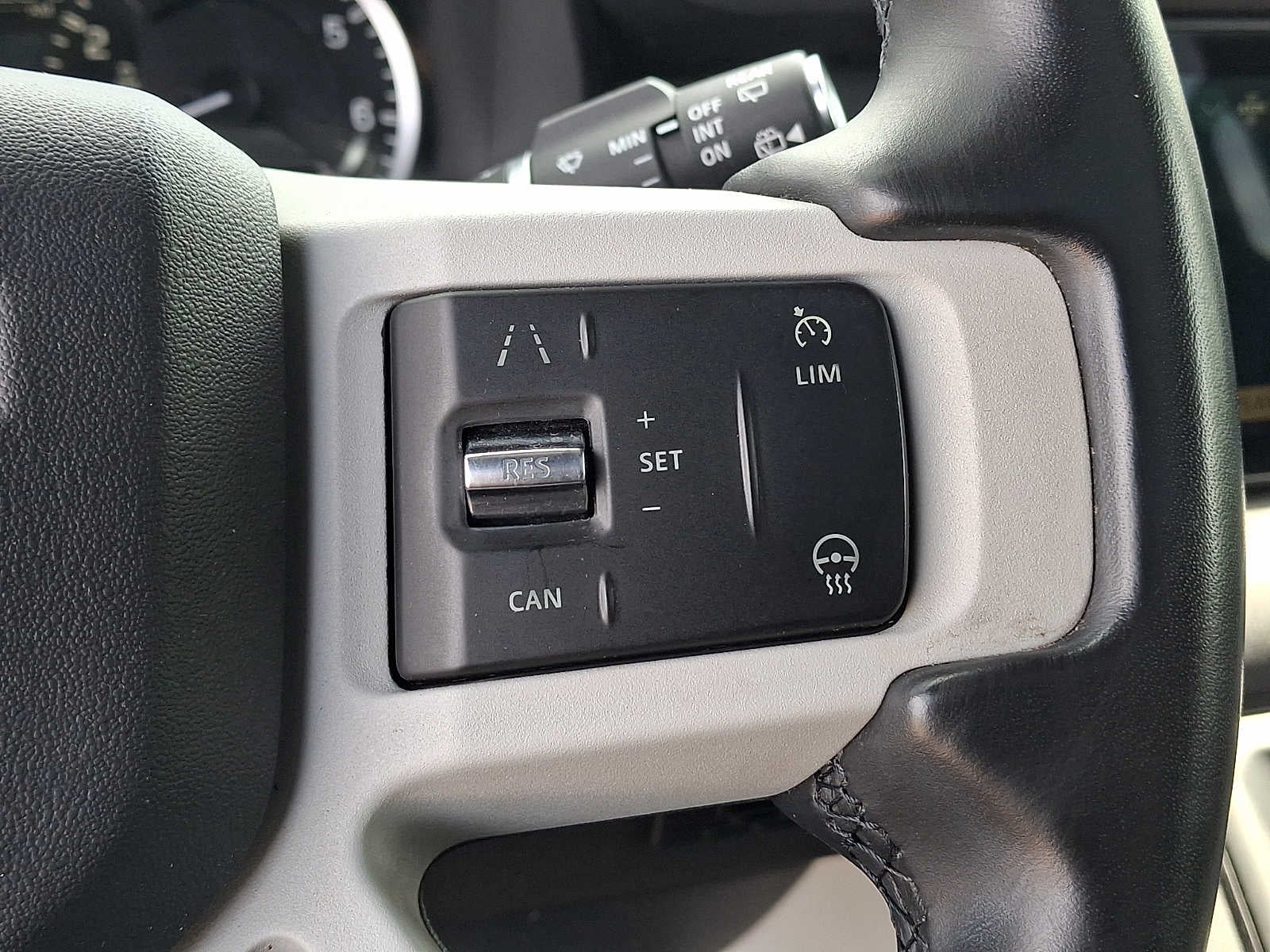 2023 Land Rover Defender SE
