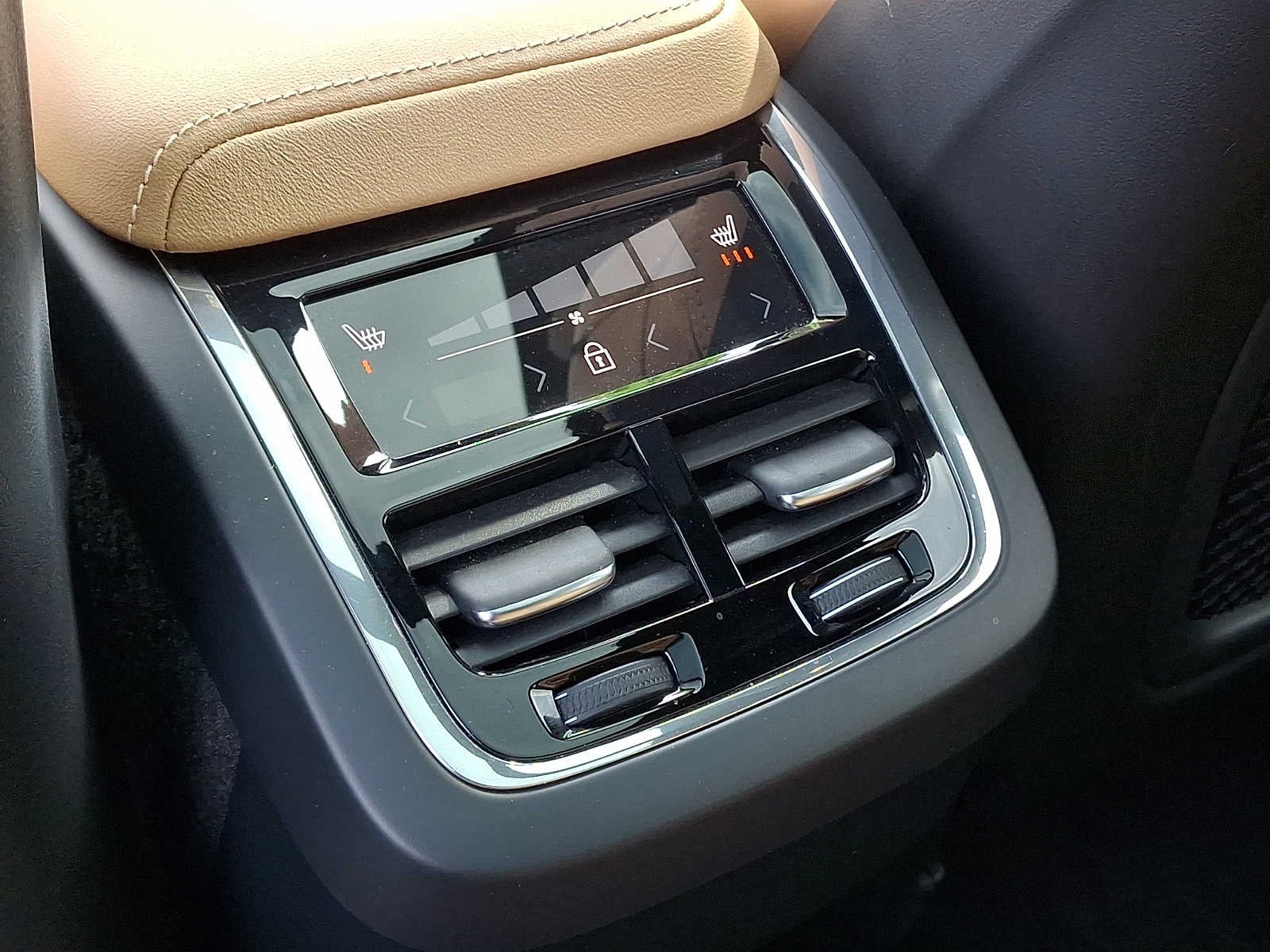 2023 Volvo XC60 Ultimate Dark Theme