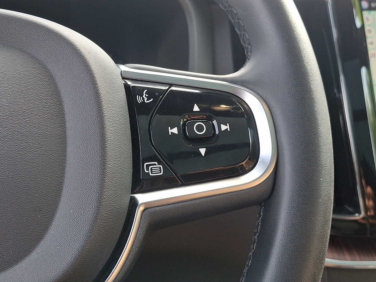 2023 Volvo XC60 Ultimate Dark Theme