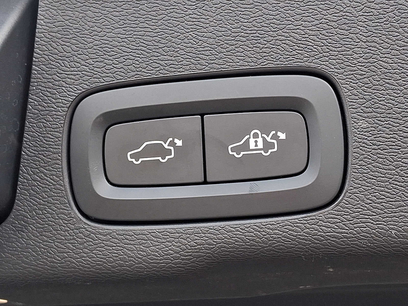 2023 Volvo XC60 Ultimate Dark Theme