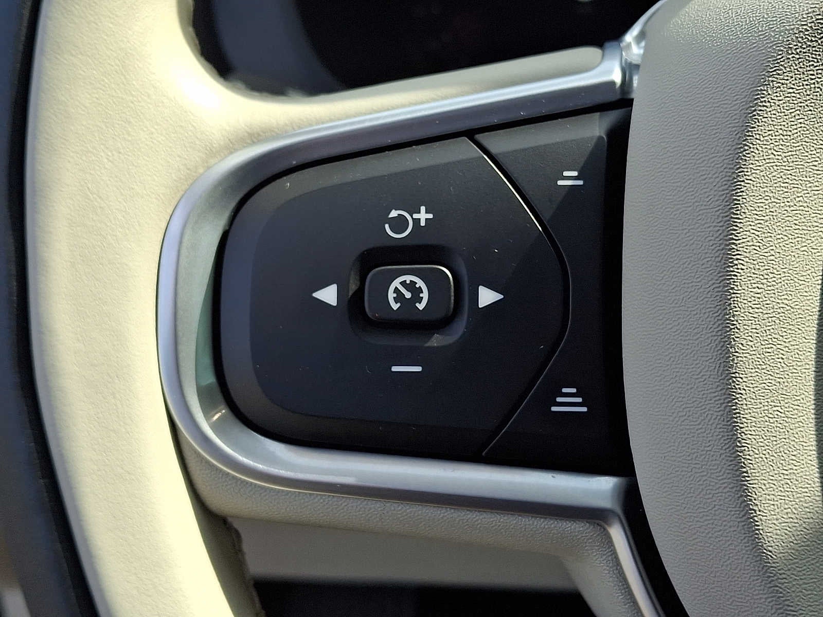 2022 Volvo XC60 Momentum