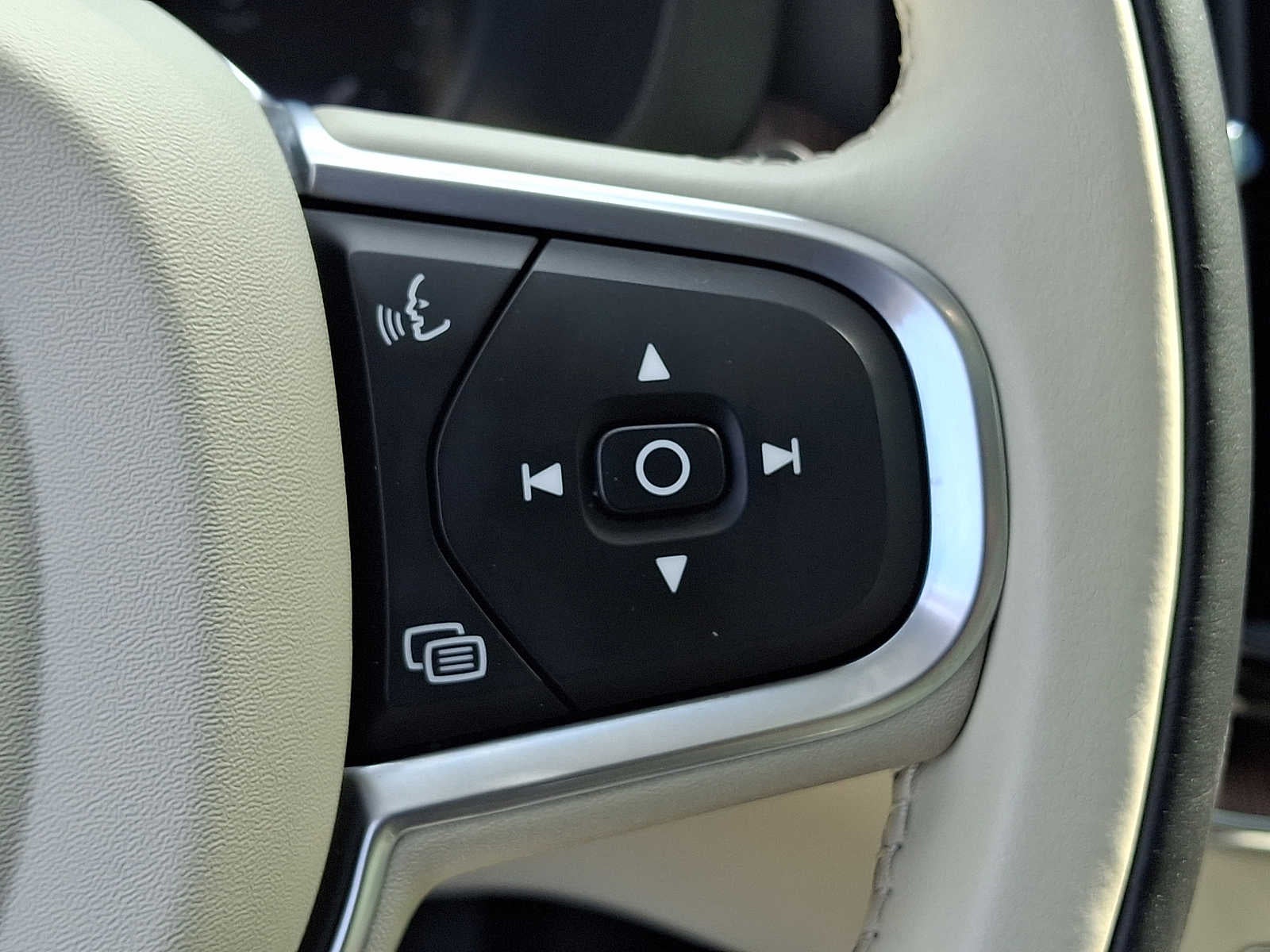 2022 Volvo XC60 Momentum